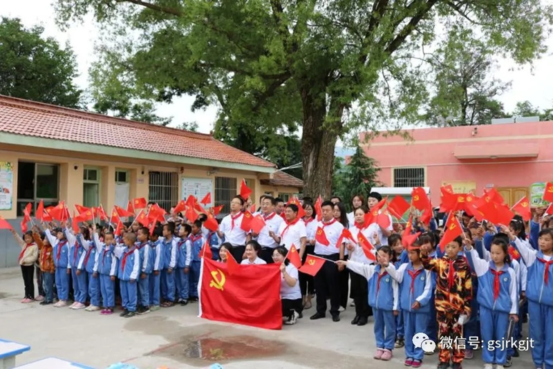 甘肅金控天水擔(dān)保公司赴武山縣扶貧點 開展“守初心、擔(dān)使命、慶華誕” 七一主題黨日活動